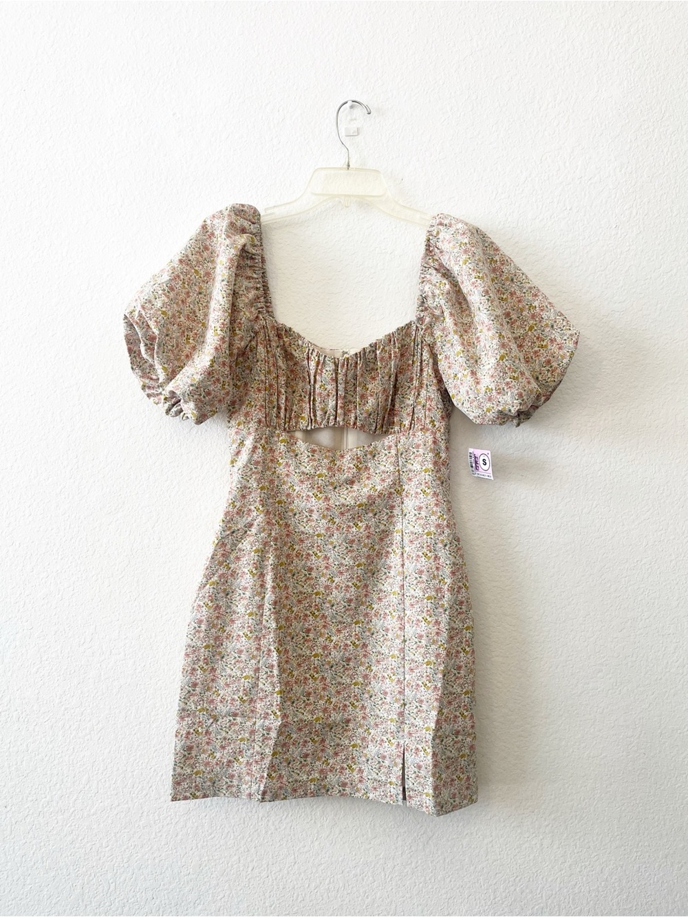 ASTR Puff Sleeve Floral Mini Dress Cut Out Small NEW